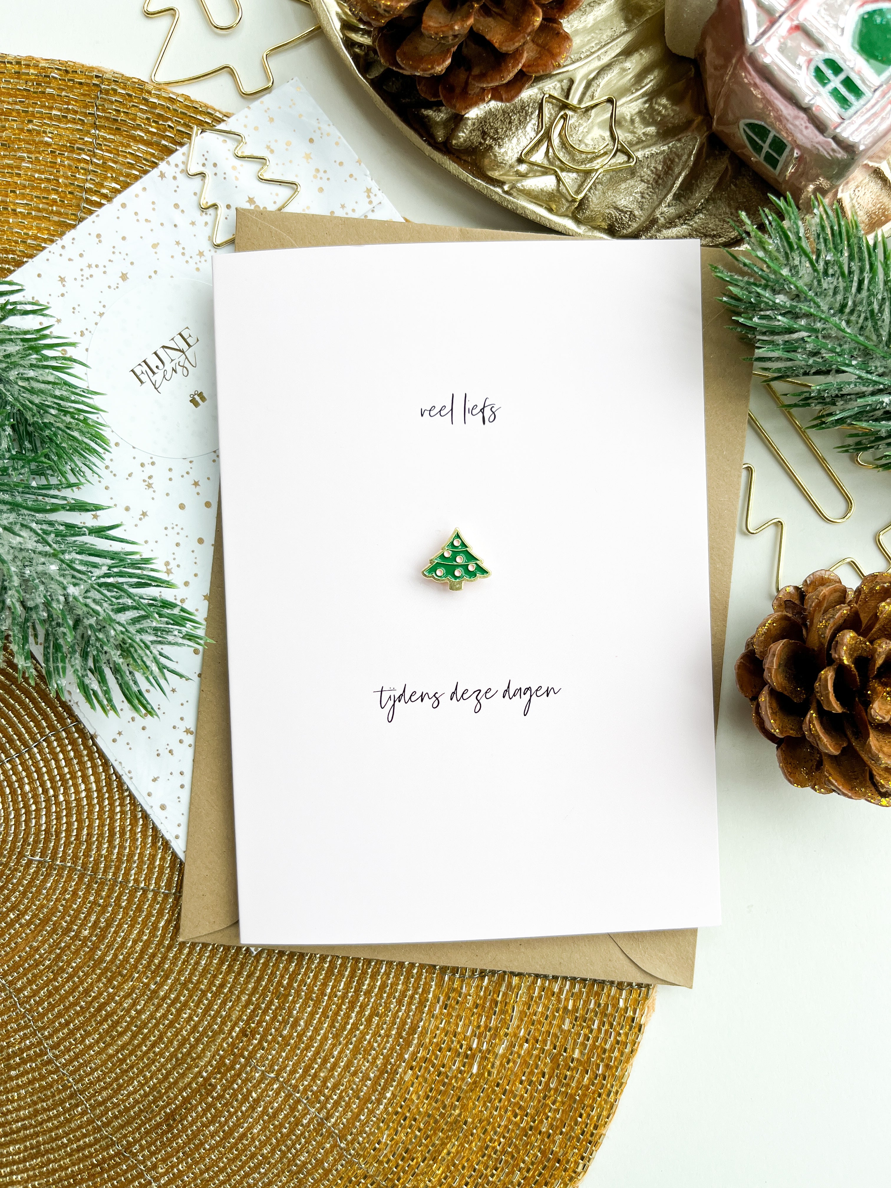 Dubbele kaart | Veel liefs tijdens deze dagen | met Kerstboom Pin & Envelop per 6 stuks
