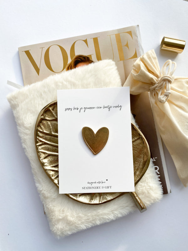 PIN | Soms heb je gewoon een hartje nodig | met een gouden pin ( incl envelop ) per 6 stuks